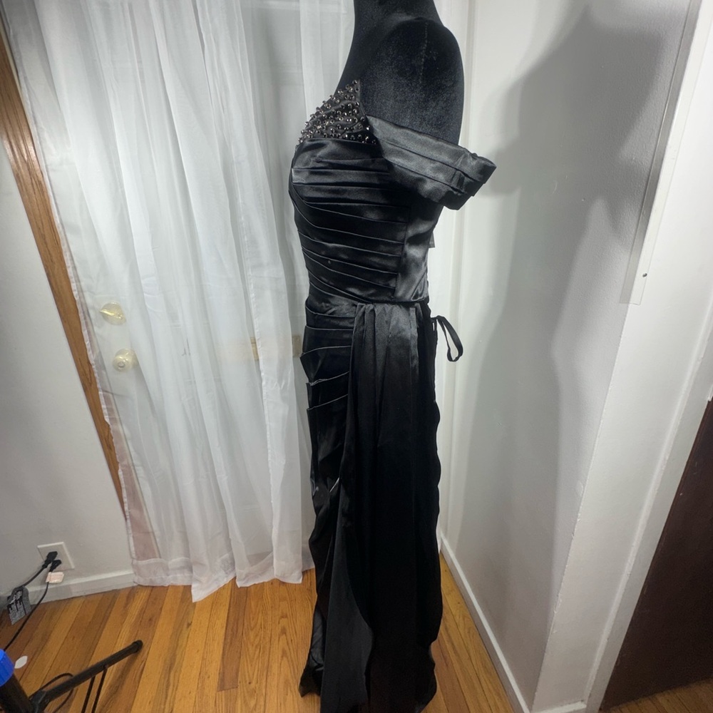 Black off the shoulder Prom Dress - Picture 8 of 9